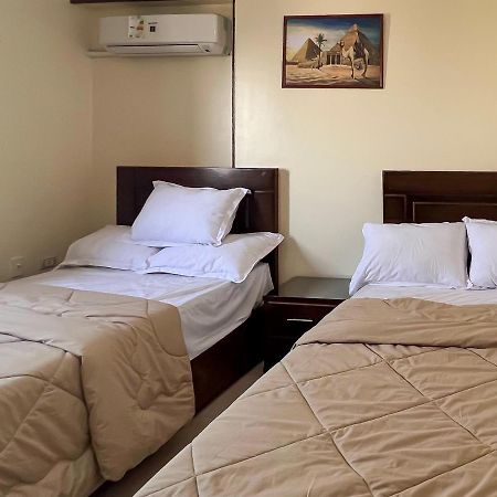 Queen Pyramids View Apartment Il Il Cairo Esterno foto
